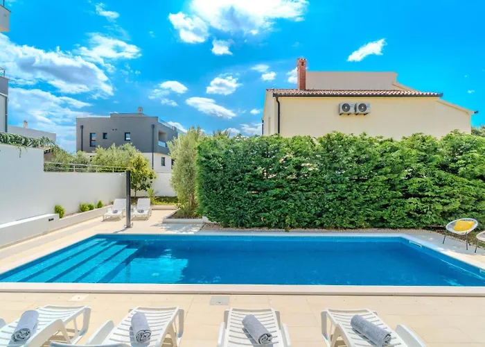 Deluxe Carlotta Apartment