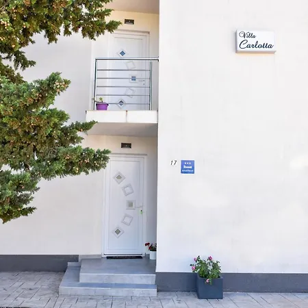 Deluxe Carlotta Apartment