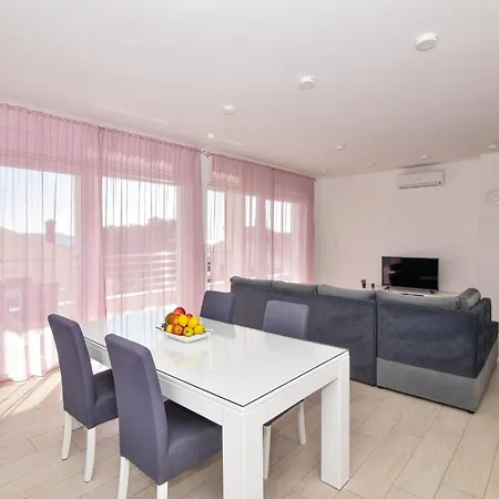 Deluxe Carlotta Apartment *