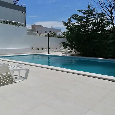 Deluxe Carlotta Apartment