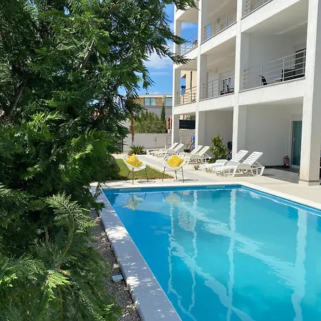 Deluxe Carlotta Apartment