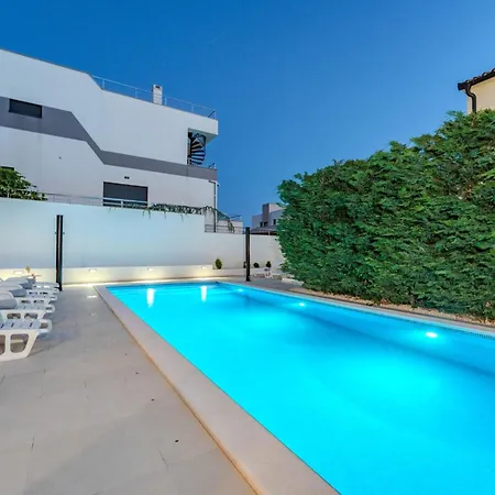 Deluxe Carlotta 자다르